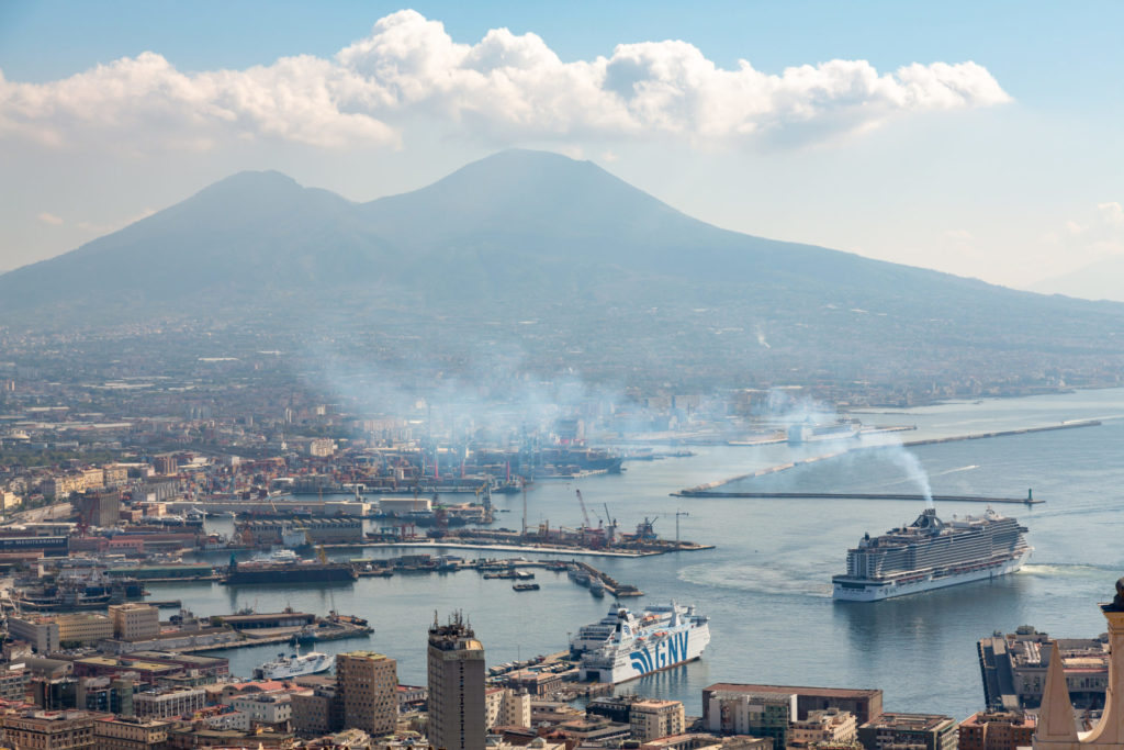 Ein Kreuzfahrtschiff im Golf von Neapel stößt viele Schadstoffe und CO2 aus