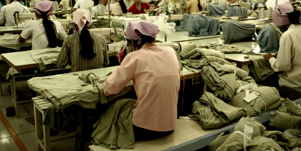 Näherei in einer Bekleidungsfabrik in Südostasien, zum Thema Sustainable Fashion vs. Fast Fashion.