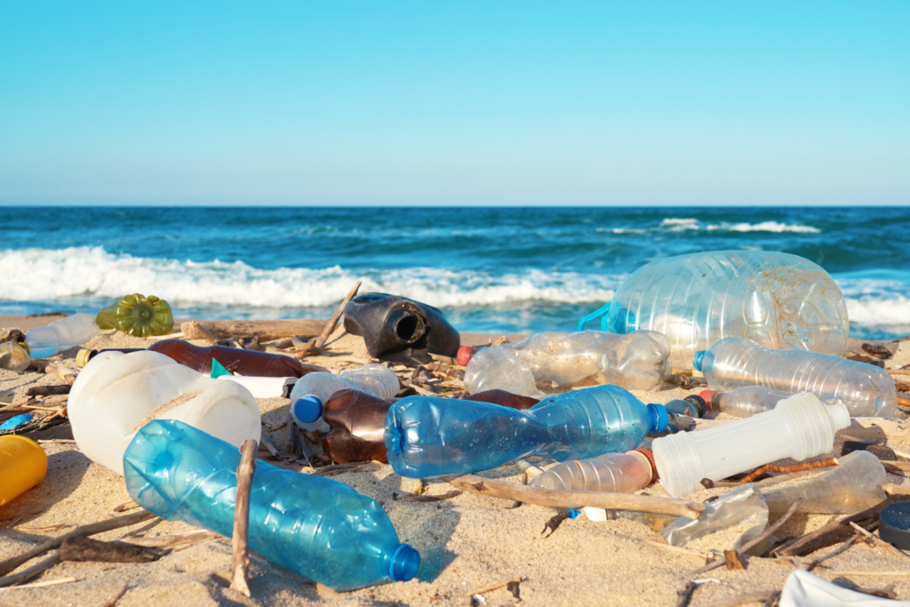 Plastik im Meer, Plastikmüll am Strand, Umweltverschmutzung durch Plastik
